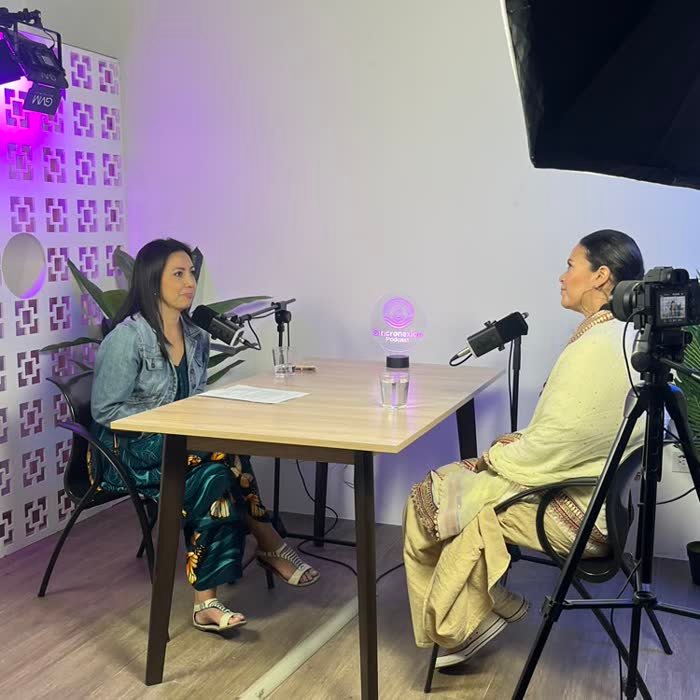 Grabación de podcast en set de Estudio Avance