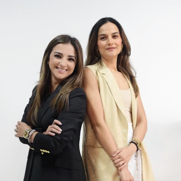 Paola y Lina — Botas Blancas