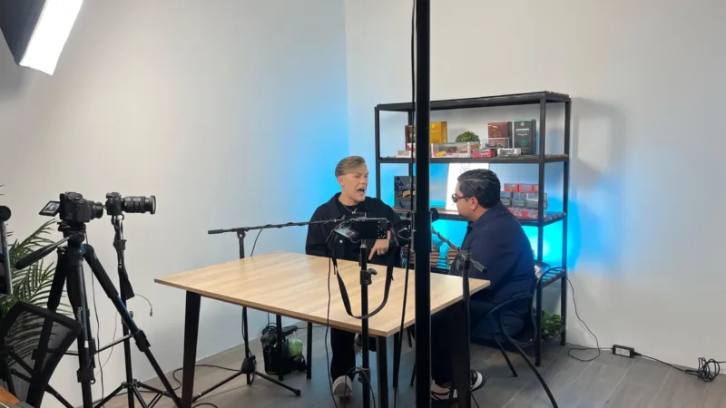 Peter Véliz estuvo en Aleman Podcast, producido por Estudio Avance. Descubre lo mejor del episodio y su visión sobre moda y contenido digital.