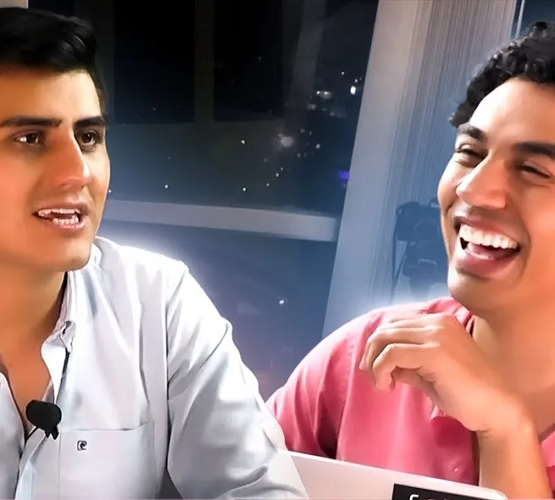 Romeo y José conversando en el podcast Contexto Plis sobre asaltos y caos político en Guatemala
