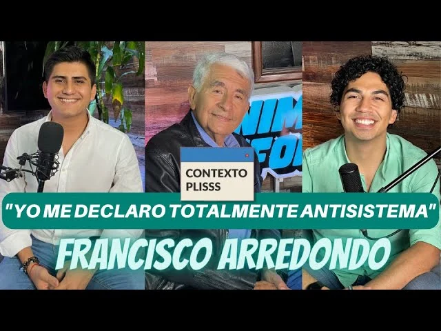 El doctor Francisco Arredondo siendo entrevistado en el set del podcast Contexto Plis