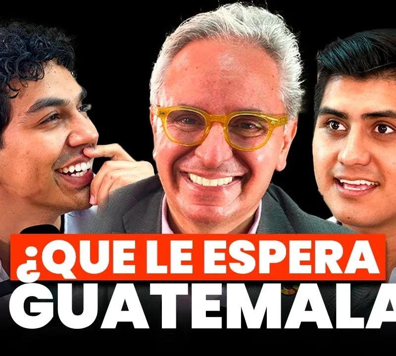 Pablo Salazar, invitado especial, dialogando en el estudio de grabación del podcast Contexto Plis.