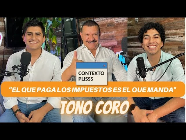 Tono Coro sonriente en entrevista para el podcast Contexto Plis.
