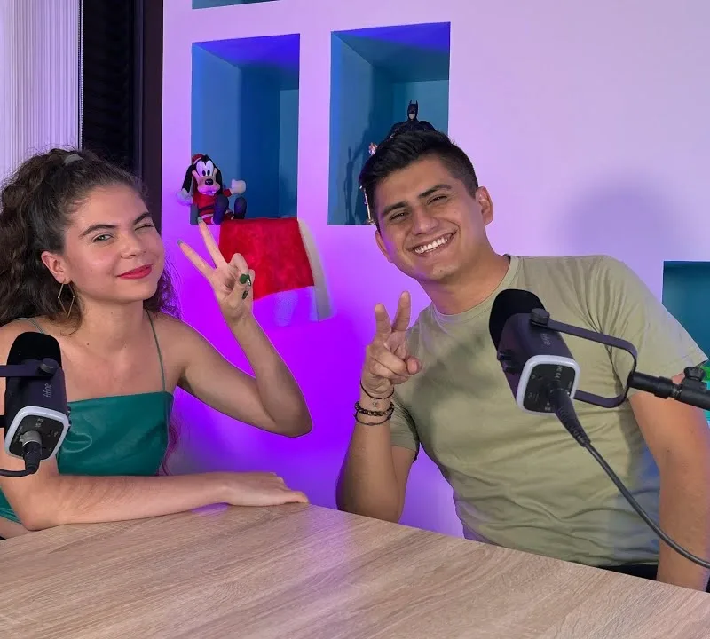 JennTeInforma junto a Romeo en el set del podcast Contexto Plis hablando sobre política y juventud