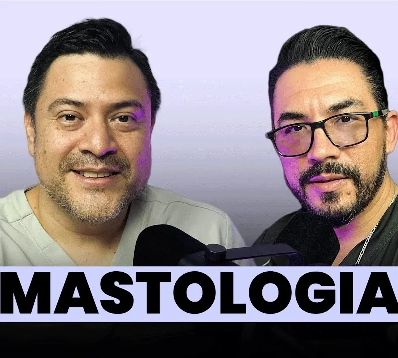 Dr. Ricardo Calderón, mastólogo en Guatemala, grabando podcast sobre salud mamaria.