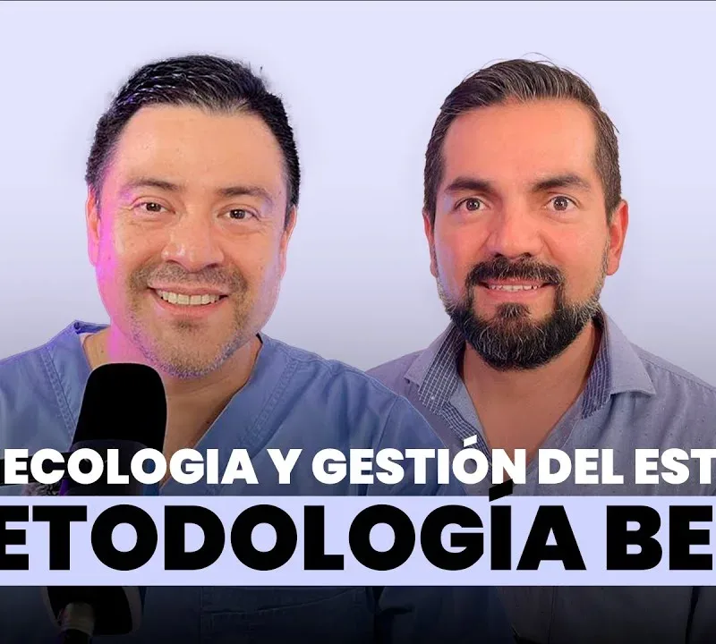 El Dr. Omar Morales hablando sobre estrés materno y salud mental en El Podcast de Turcios