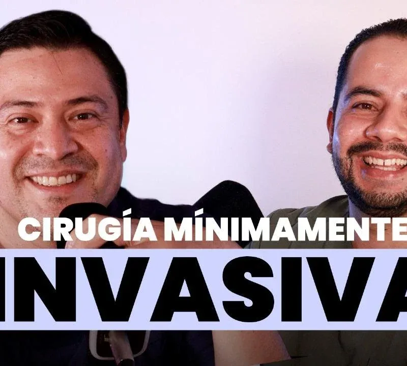 Dr. Marvin Trejo en entrevista sobre cirugía mínimamente invasiva en ginecología en podcast de Guatemala.