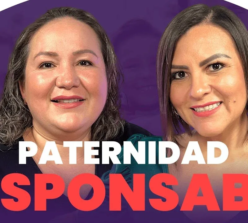 Diana Alonzo en su podcast hablando del proceso emocional de extrañar a alguien sin desear volver, desde un lugar de amor y cierre.