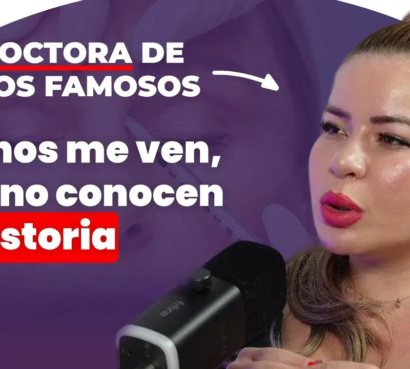 Dra. Karla Sánchez en el estudio de grabación del podcast, contando su historia inspiradora