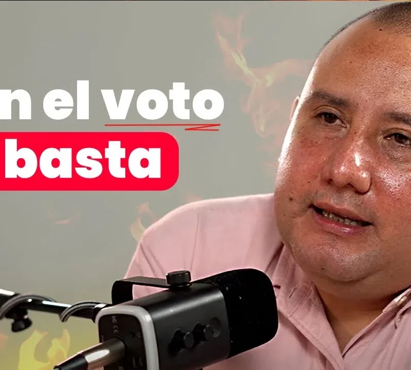 Jahir Dabroy experto en democracia grabando episodio del podcast Contexto Please en Estudio Avance.