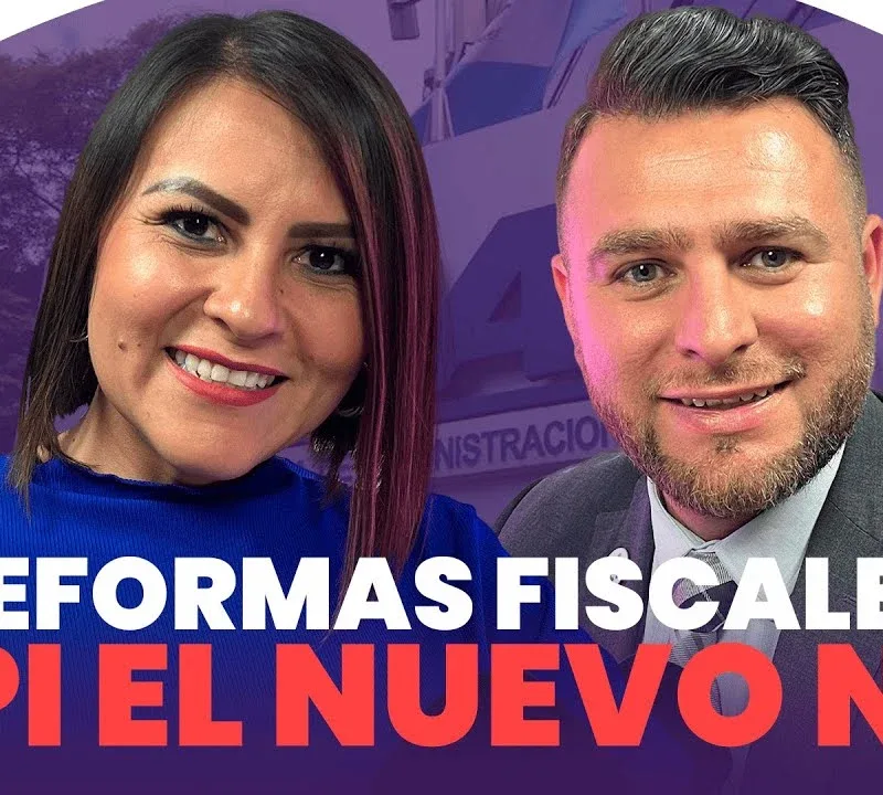 Sergio García y Patricia Quevedo en el estudio grabando un episodio de DianaAlonzoPodcast sobre DPI, SAT y registro de marcas.