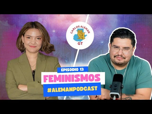 Linda Alay hablando sobre feminismo en Guatemala durante la grabación de Alemán Podcast en Estudio Avance.