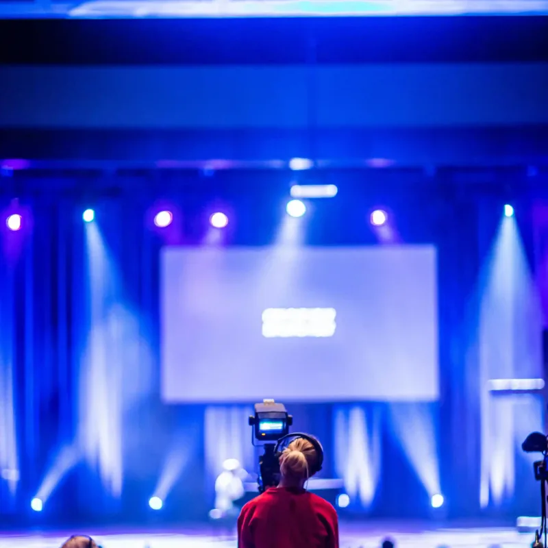 Equipo de cámaras, micrófonos y luces listo para transmitir un evento en vivo en Guatemala.