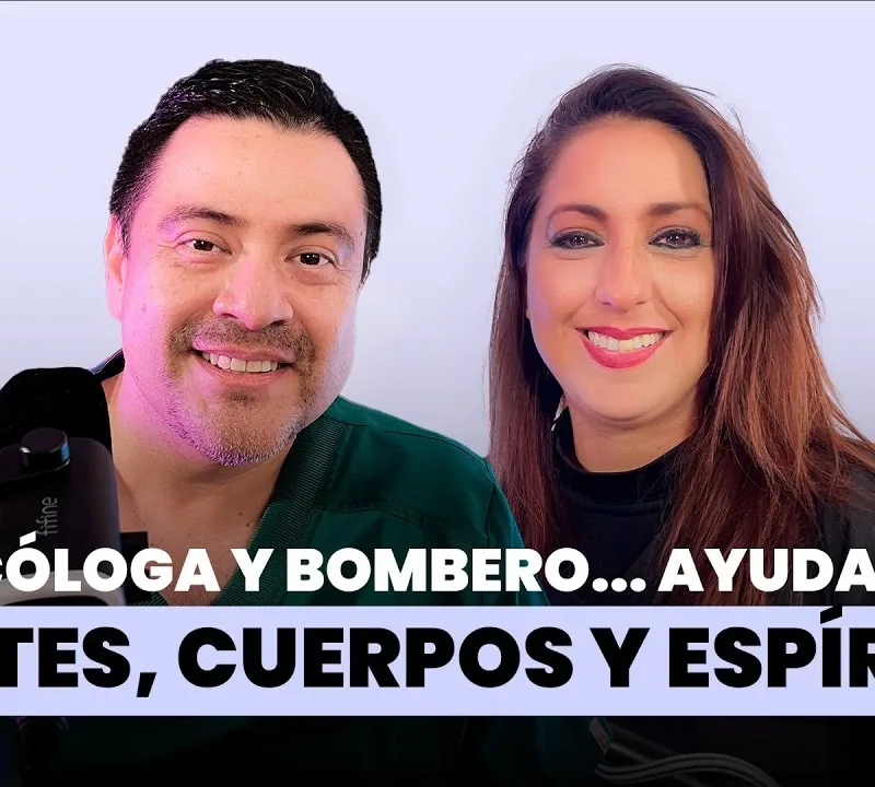 Alejandra Giraldo y Carlos Turcios grabando un episodio sobre psicología y bomberos en Guatemala