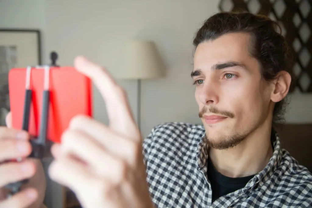 Espectadores participando activamente en un evento en línea con gráficos y cámaras dinámicas.