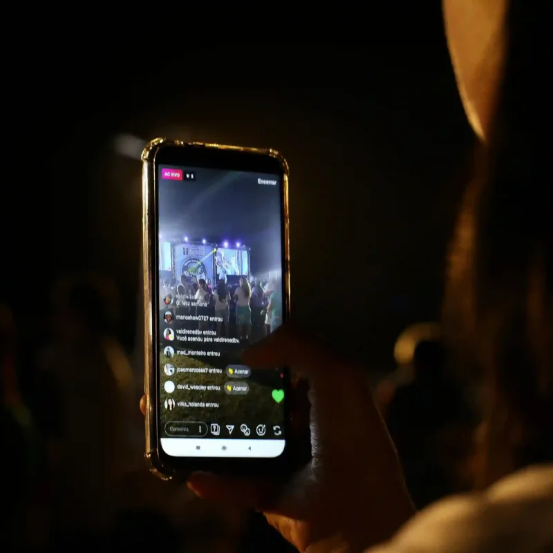 Equipo técnico de una productora profesional transmitiendo en vivo un evento en Guatemala.