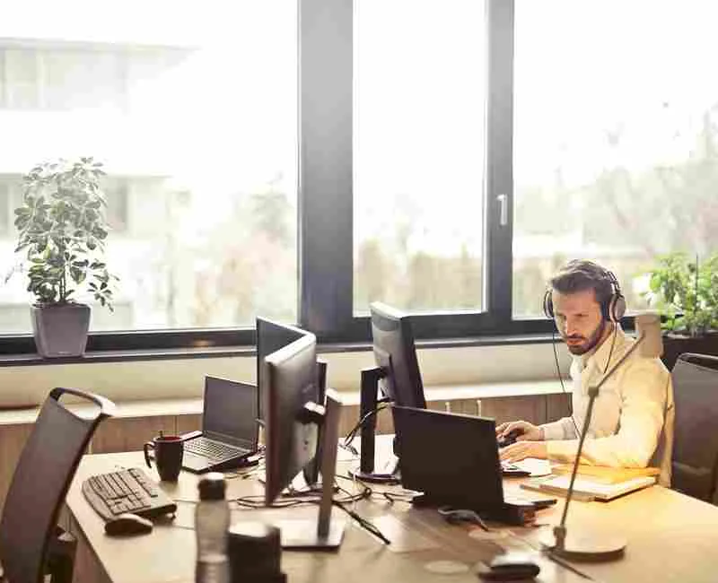 Estrategia de contenido digital para generar mensajes y clientes potenciales.