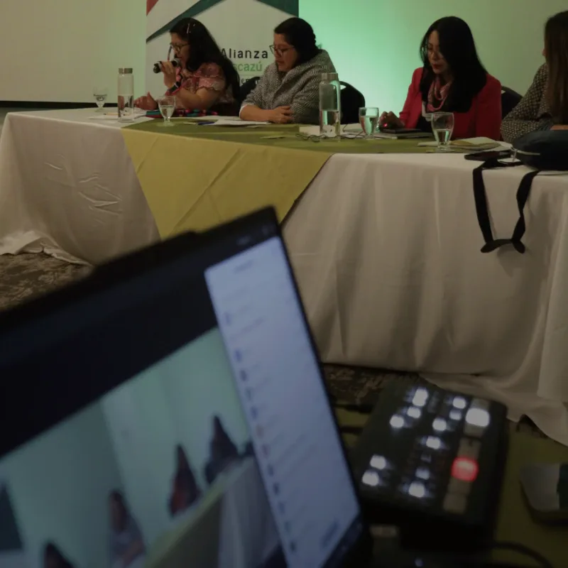 Equipo profesional de Estudio Avance realizando la transmisión de un evento corporativo en Guatemala